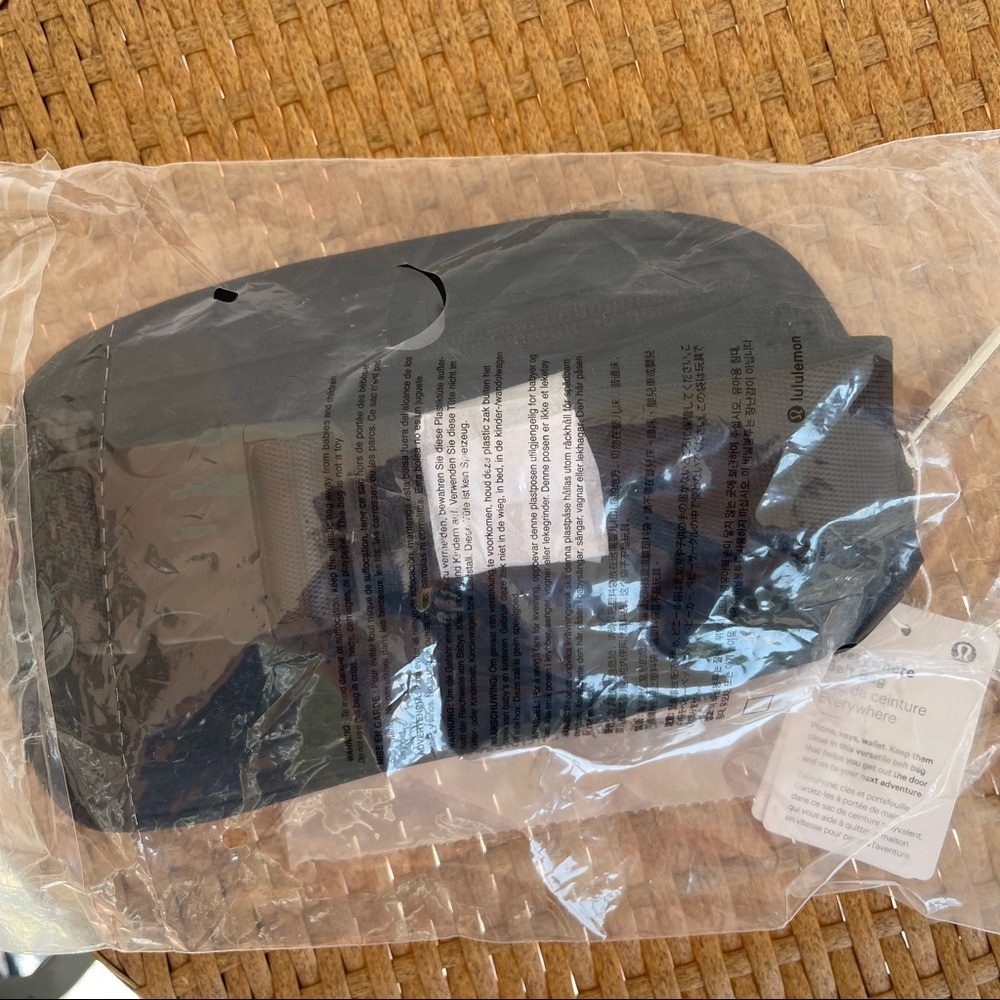 NEW Lululemon Everywhere Belt Bag Black One Size NWT - Picture 6 of 6